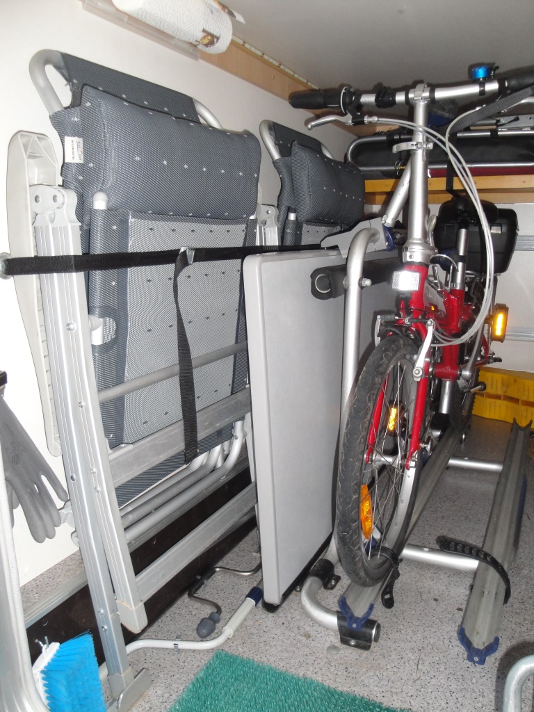 In der Garage wurde der Fahrradständer "verkleinert um so Platz für die